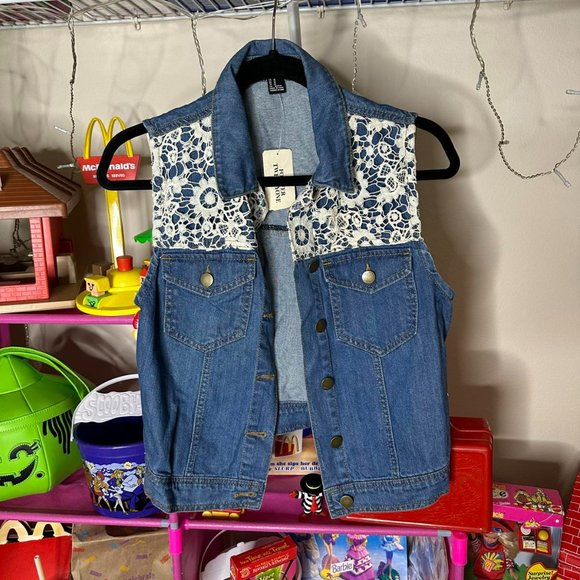 FOREVER 21 Tops - FOREVER‎ 21 BOTTON DOWN DENIM VEST- SIZE M